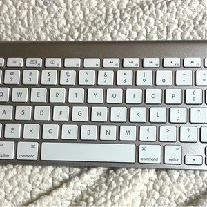Genuine Apple Magic Keyboard Bluetooth Wireless Model A1314 Works Great!